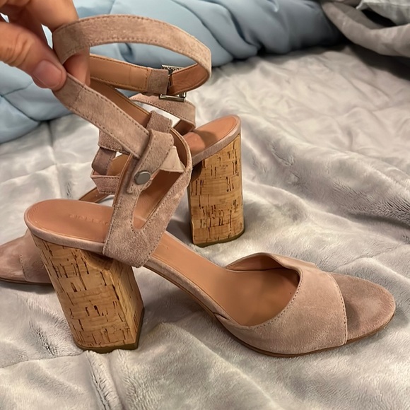 Summer clean out!  Sigerson Morrison Size 8 1/2 dusty pink suede heels - Picture 2 of 6